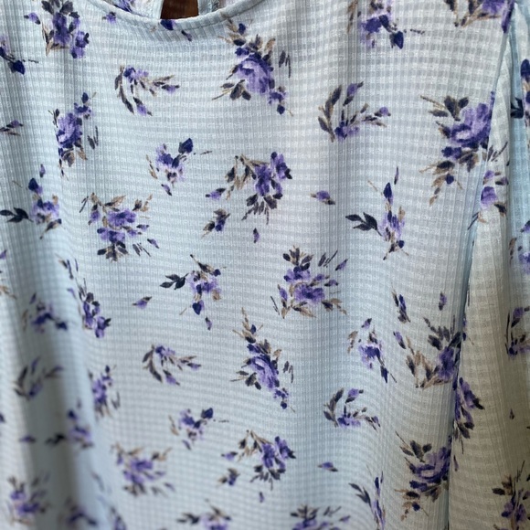 ❌ SOLD ❌ Suzy Shier Floral Top NWT - Picture 2 of 8